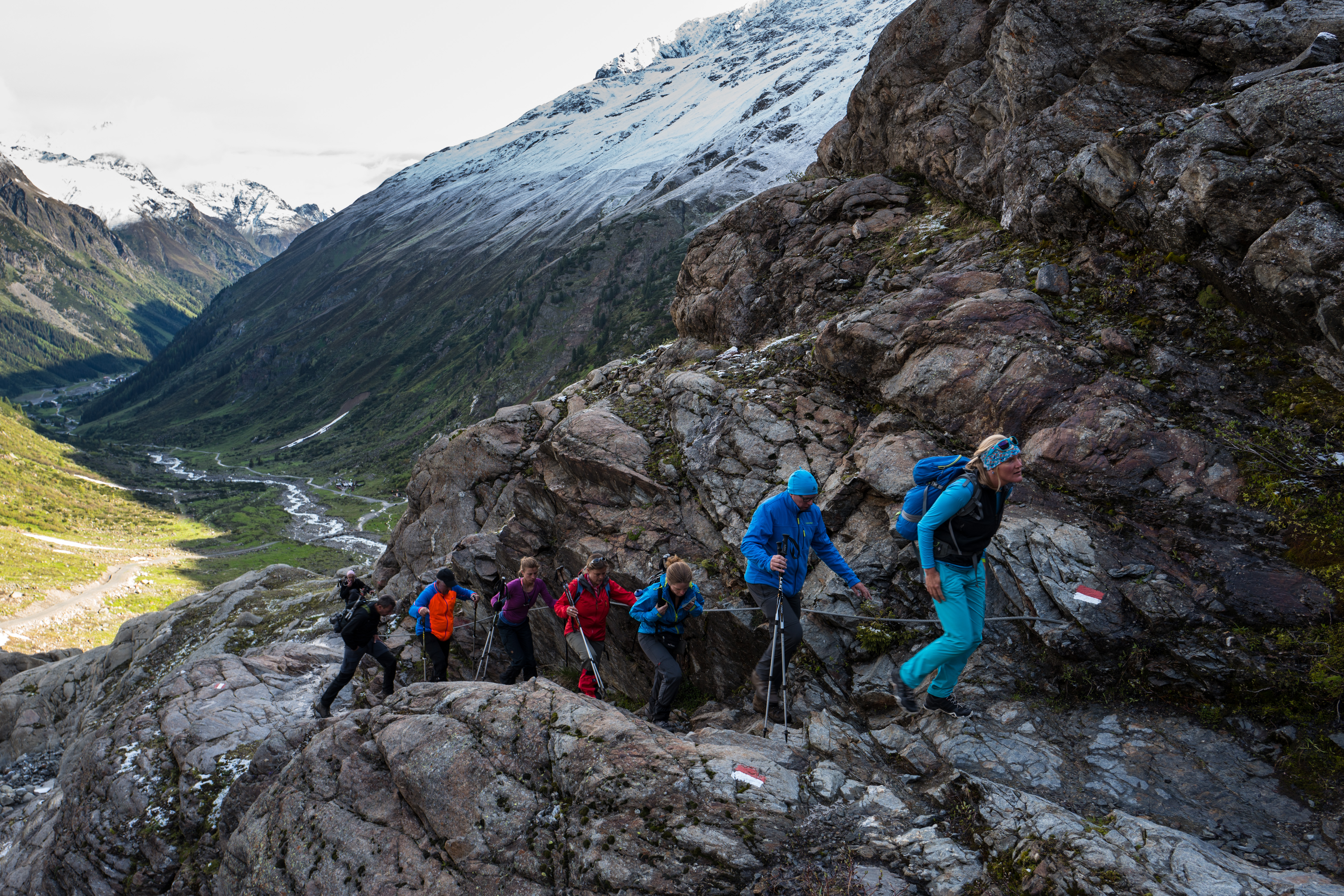 Eine Wandergruppe überquert die Alpen.