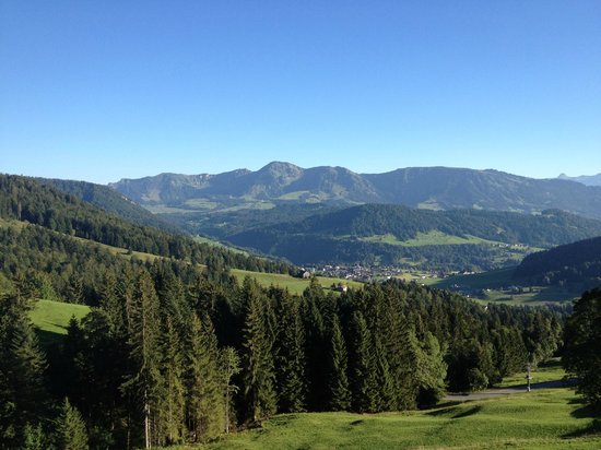 Eine wunderschöne Berg und Waldlandschaft, der Bregenzer Wald ist zu sehen. Yoga Retreat Wandern Berge Natur Freizeit
