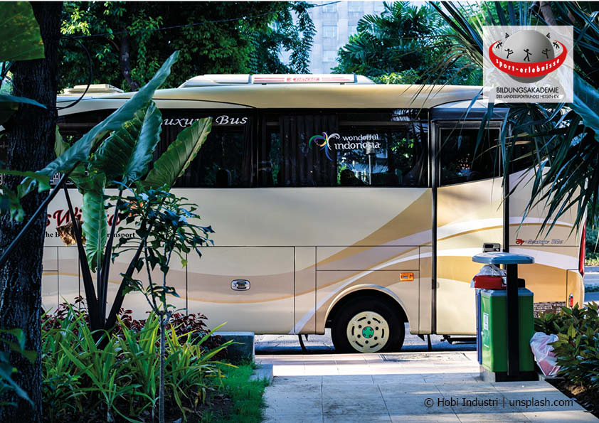 Ein Reisebus parkt vor einem Hotel Reiseveranstaltung