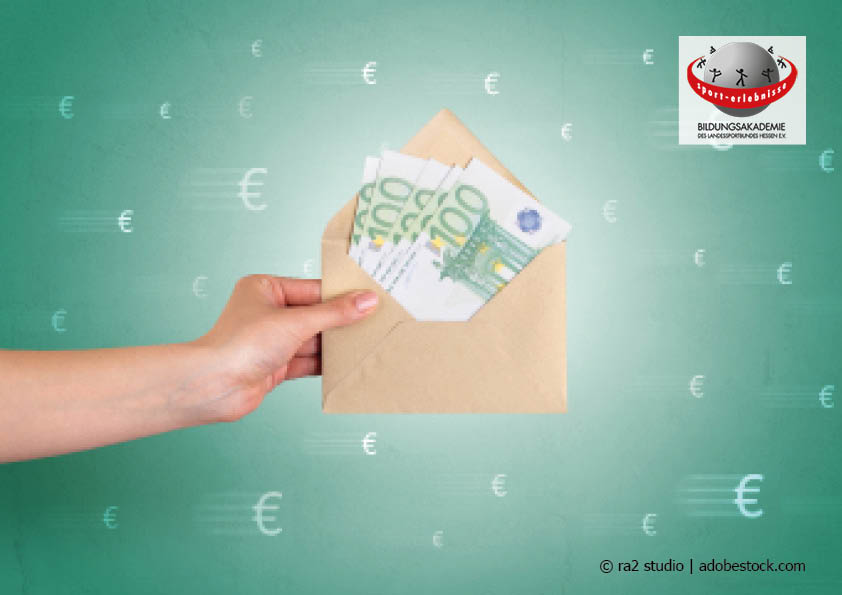 Eine Hand hält einen Briefumschlag mit 100 Euro scheinen als Spende Fördergeld Fundraising Verein Ehrenamt Vereinsmanagement Vereinsrecht