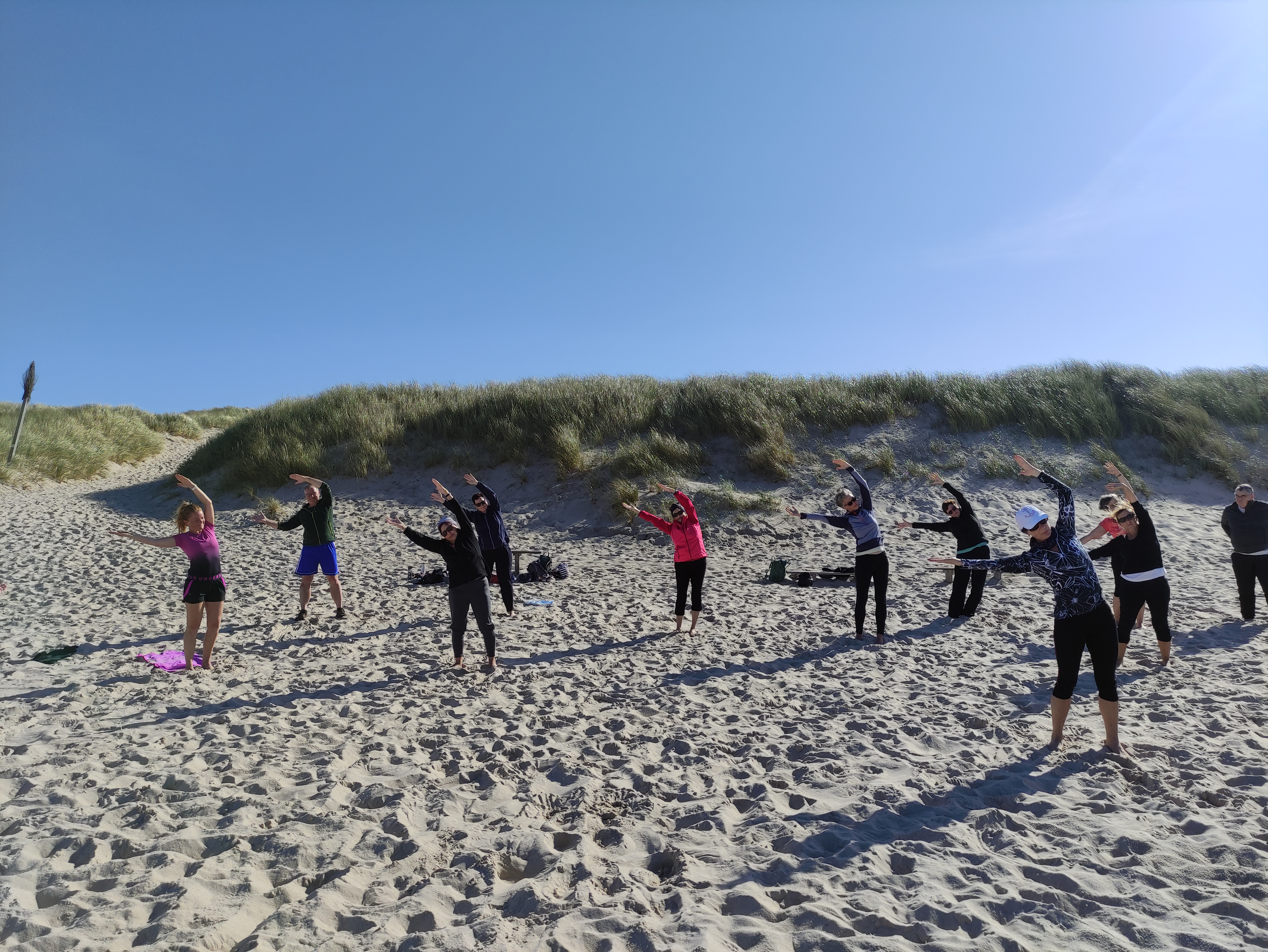 Menschen am Strand von Sylt Gymnastik Bewegung Yoga Entspannung