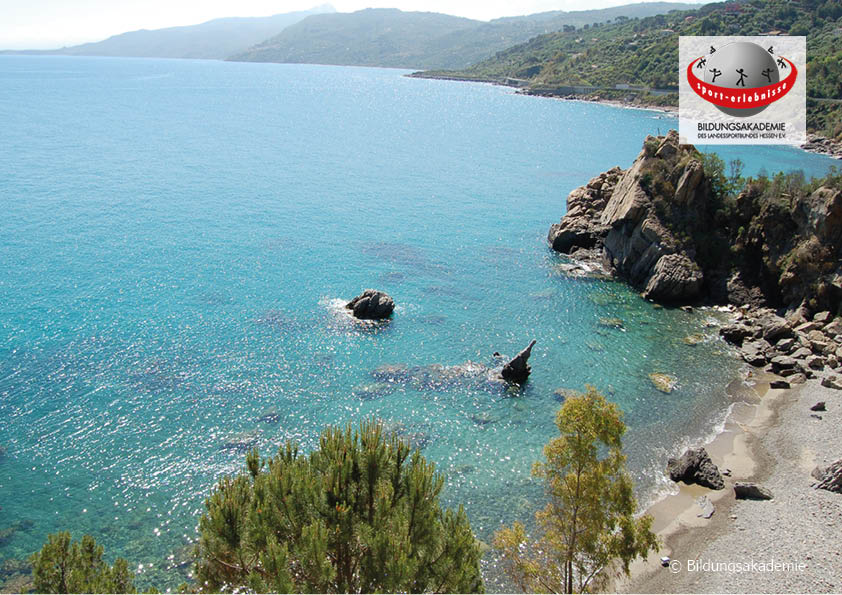 Eine traumhafte Bucht in Cefalù Sizilien mit türkisblauem Wasser Bildungsurlaub