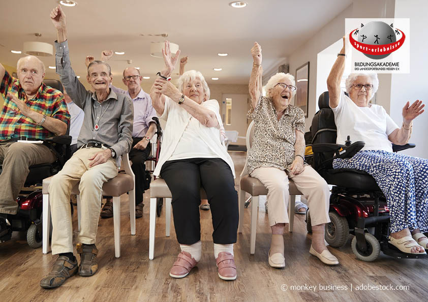 Ältere Menschen sitzen auf Stühlen und bewegen sich und haben Spaß Sitztanz tanzen im Sitzen ADTV