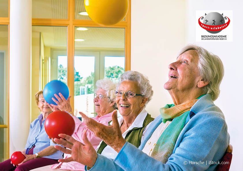 Bewegungstrainer hochaltrige ältere Damen Bälle Sport