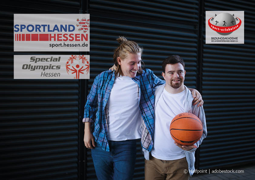 Zwei junge Menschen stehen Arm in Arm einer mit Down Syndrom Behinderung und einem Basketball Inklusion