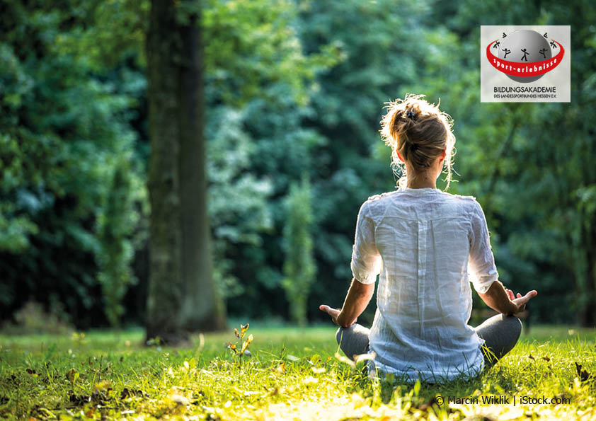 Frau sitzt im Wald und meditiert Yoga Achtsamkeit Walking Wandern Natur Berge Rhön