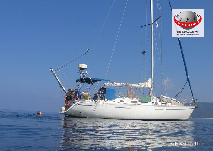 Eine Gruppe vergnügt sich auf dem Segelschiff Myrto in der Ägäis